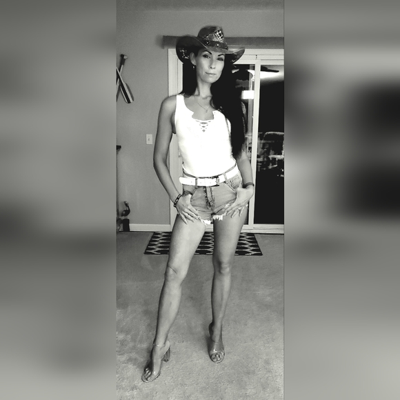 Meet your Posher, Holly - Picture 2 of 10